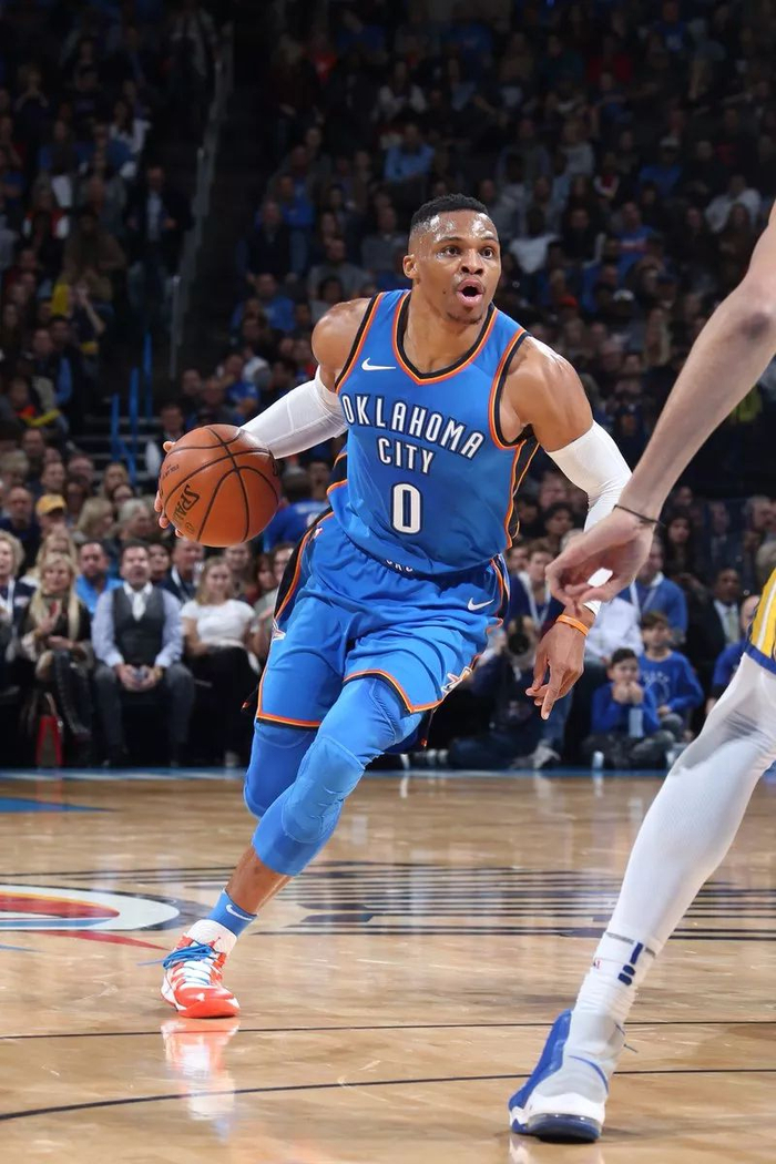 今夜CBA季后赛焦点战，费耶诺德调整名单，话题不断，轮换策略成焦点的简单介绍